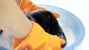 plastik bir havzada el yıkama hamuru şeyler