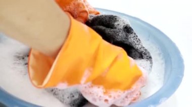 plastik bir havzada el yıkama hamuru şeyler