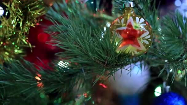 Φωτισμός Των Χριστουγεννιάτικων Δέντρων Και Γυάλινα Παιχνίδια — Αρχείο Βίντεο