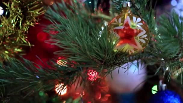 Φωτισμός Των Χριστουγεννιάτικων Δέντρων Και Γυάλινα Παιχνίδια — Αρχείο Βίντεο