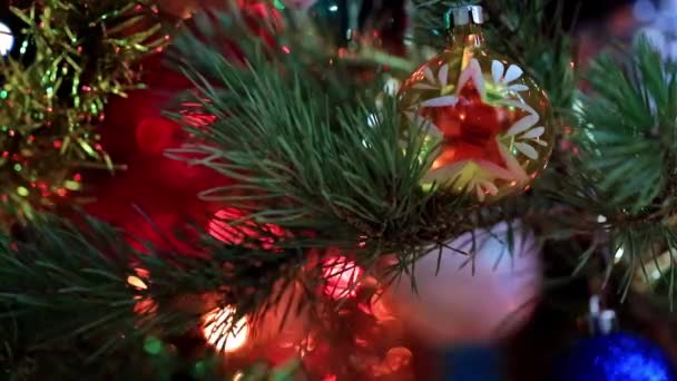 圣诞树照明和玻璃玩具 — 图库视频影像