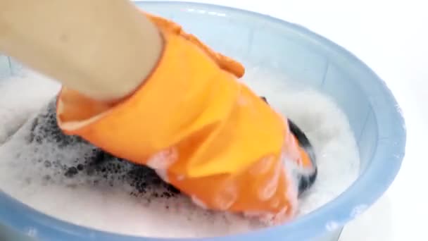 Pâte Laver Main Dans Bassin Plastique — Video