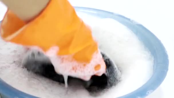 プラスチック製の洗面器で生地を手洗いする — ストック動画