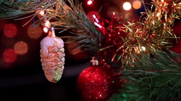 Schönes Glasspielzeug Auf Dem Weihnachtsbaum — Stockvideo
