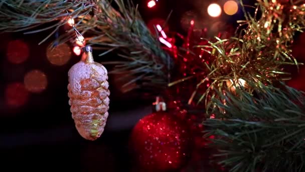 Schönes Glasspielzeug Auf Dem Weihnachtsbaum — Stockvideo