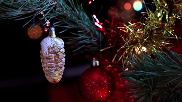 Красивые Стеклянные Игрушки Рождественской Елке — стоковое видео