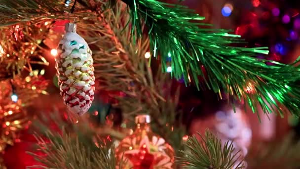 Όμορφα Γυάλινα Παιχνίδια Στο Χριστουγεννιάτικο Δέντρο — Αρχείο Βίντεο