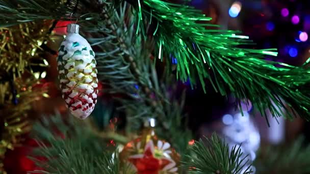 クリスマスツリーに素敵なガラスのおもちゃ — ストック動画