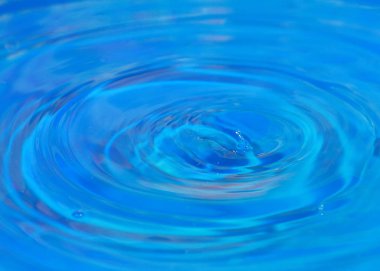 saf su damlacıkları ve sıvı yüzeyinde izleri