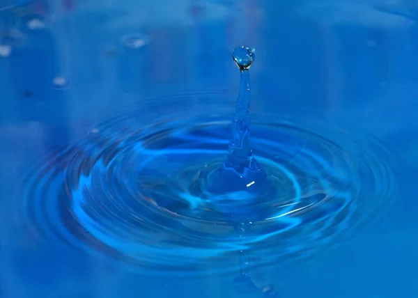 Reine Wassertropfen Und Spuren Auf Der Flüssigkeitsoberfläche — Stockfoto