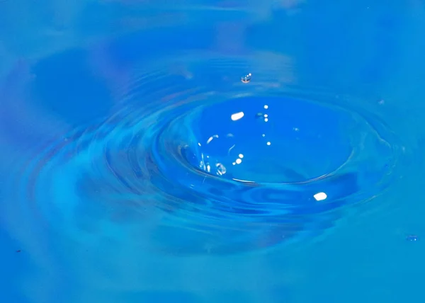 液体表面的纯水滴和痕迹 — 图库照片