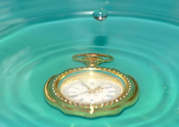 Reloj Bolsillo Oro Vintage Una Corriente Agua Como Símbolo Cambio — Foto de Stock