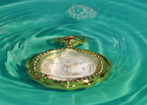Vintage Złoty Zegarek Kieszonkowy Strumieniu Wody Jako Symbol Zmiany Czasu — Zdjęcie stockowe