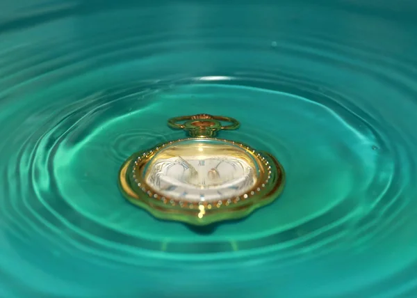 Винтажные Золотые Карманные Часы Потоке Воды Символ Изменения Времени — стоковое фото
