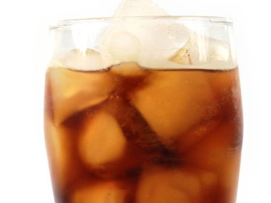 içmek için bir bardak buz parçaları ile limonata