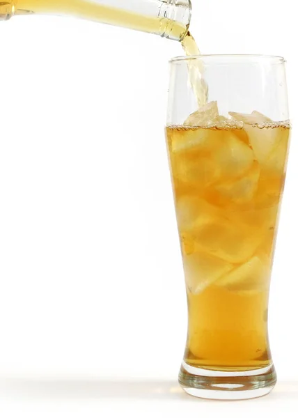 Einschenken Eines Alkoholischen Getränks Ein Glas Mit Eis — Stockfoto