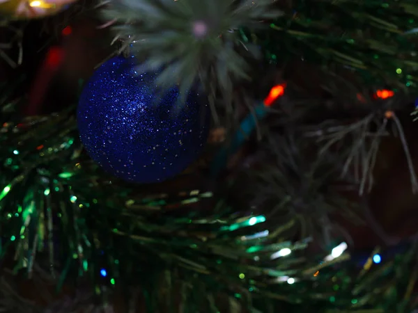 Elegante Vidrio Juguetes Navidad Plástico Ramas Pino — Foto de Stock