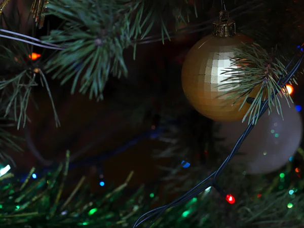 Изящные Стеклянные Пластиковые Рождественские Игрушки Сосновых Ветвях — стоковое фото