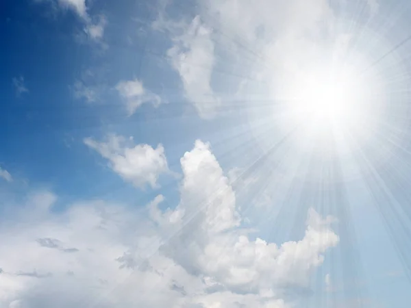 Sol Brilhante Céu Azul Como Uma Paisagem Celestial — Fotografia de Stock