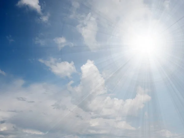 Φωτεινός Ήλιος Στον Γαλάζιο Ουρανό Σαν Ουράνιο Τοπίο — Φωτογραφία Αρχείου