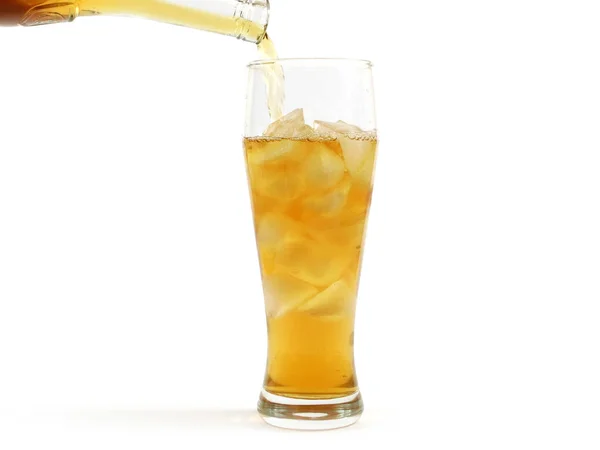 氷でグラスにアルコールを注ぐプロセス — ストック写真