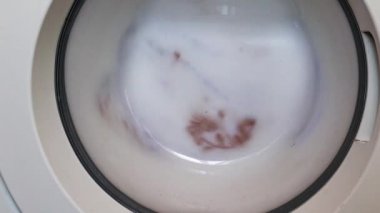 çamaşır makinesinin dönen tambur temiz taze giysiler