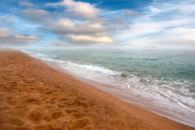 Akdeniz kıyısında güzel kumlu plaj