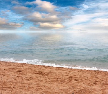 Akdeniz kıyısında güzel kumlu plaj