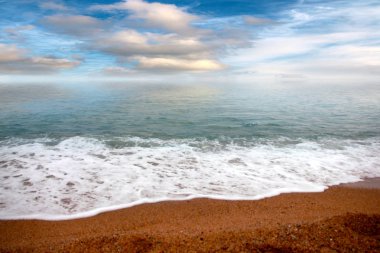 Akdeniz kıyısında güzel kumlu plaj