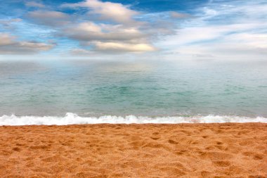 Akdeniz kıyısında güzel kumlu plaj