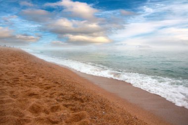 Akdeniz kıyısında güzel kumlu plaj