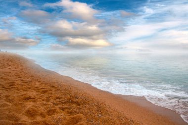 Akdeniz kıyısında güzel kumlu plaj