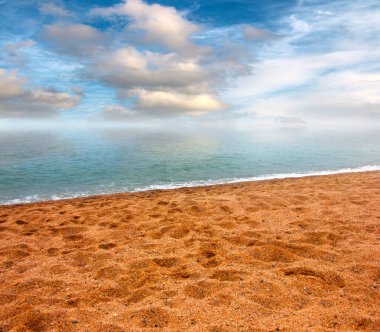 Akdeniz kıyısında güzel kumlu plaj