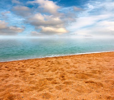 Akdeniz kıyısında güzel kumlu plaj