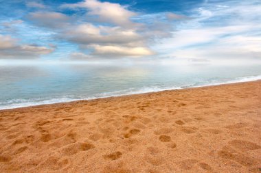 Akdeniz kıyısında güzel kumlu plaj