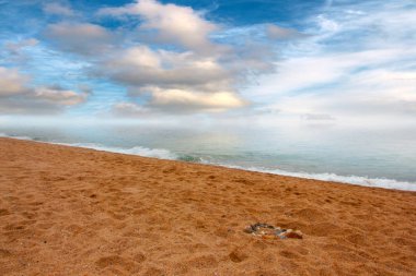 Akdeniz kıyısında güzel kumlu plaj