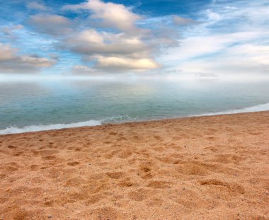 Akdeniz kıyısında güzel kumlu plaj