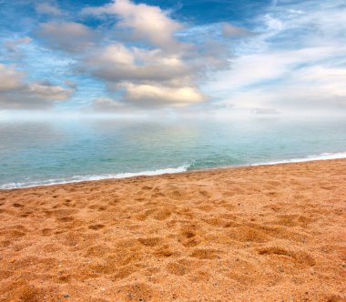 Akdeniz kıyısında güzel kumlu plaj