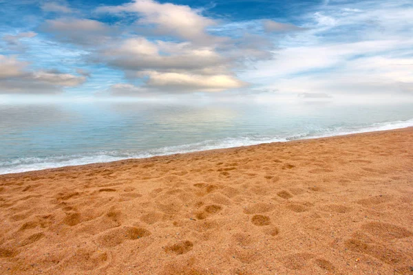 Akdeniz kıyısında güzel kumlu plaj