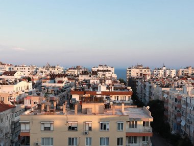 şehir binaları üzerinde yaz güneşli gökyüzü, Antalya, Türkiye