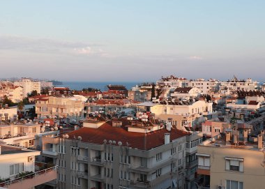 şehir binaları üzerinde yaz güneşli gökyüzü, Antalya, Türkiye