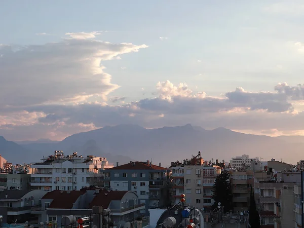 Verão Céu Ensolarado Sobre Edifícios Cidade Antalya Turquia — Fotografia de Stock