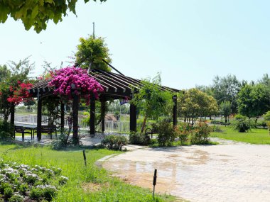 Lower Duden Park'ta dinlenme yeri, Antalya, Türkiye