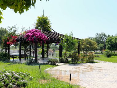 Lower Duden Park'ta dinlenme yeri, Antalya, Türkiye