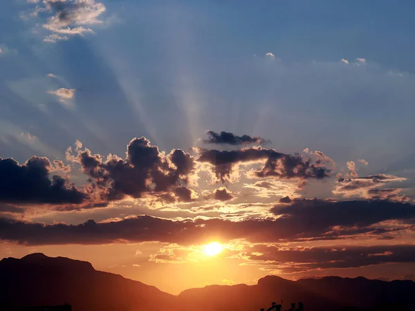 Solens Strålar Molnig Himmel Bergig Terräng — Stockfoto