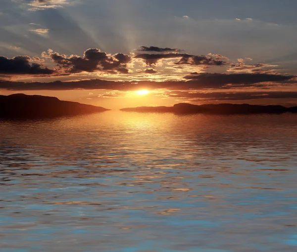 Strahlen Der Untergehenden Sonne Über Dem Meer — Stockfoto