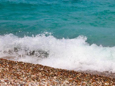 Akdeniz sahilinde deniz dalgaları