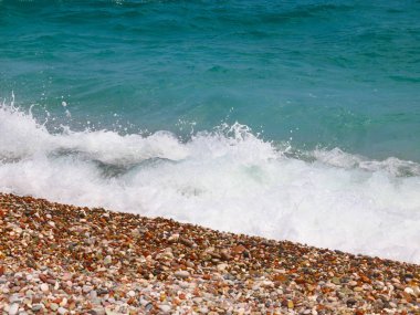 Akdeniz sahilinde deniz dalgaları