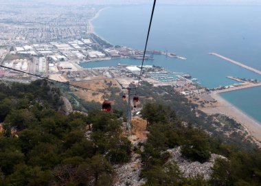 Dağın tepesine kablolu yol görünümü Tyunek Tepe Antalya Türkiye