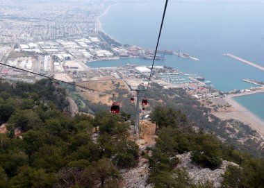 Dağın tepesine kablolu yol görünümü Tyunek Tepe Antalya Türkiye